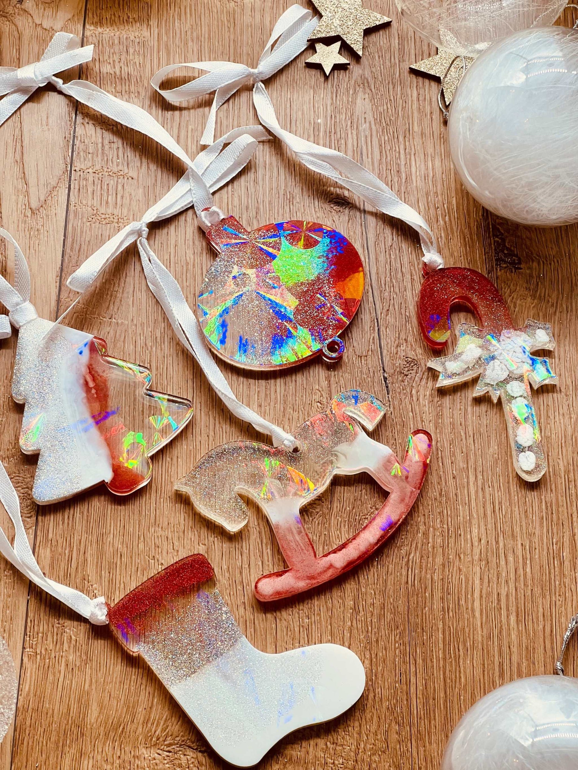 5 handgemachte Resin Weihnachtsbaumanhänger in Rot und Weiß mit holographischer Oberfläche, Dekoration, 6-11cm.