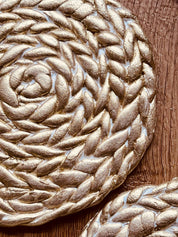 handgemachter goldener untersetzer aus clay mit strukturmuster und 12cm durchmesser