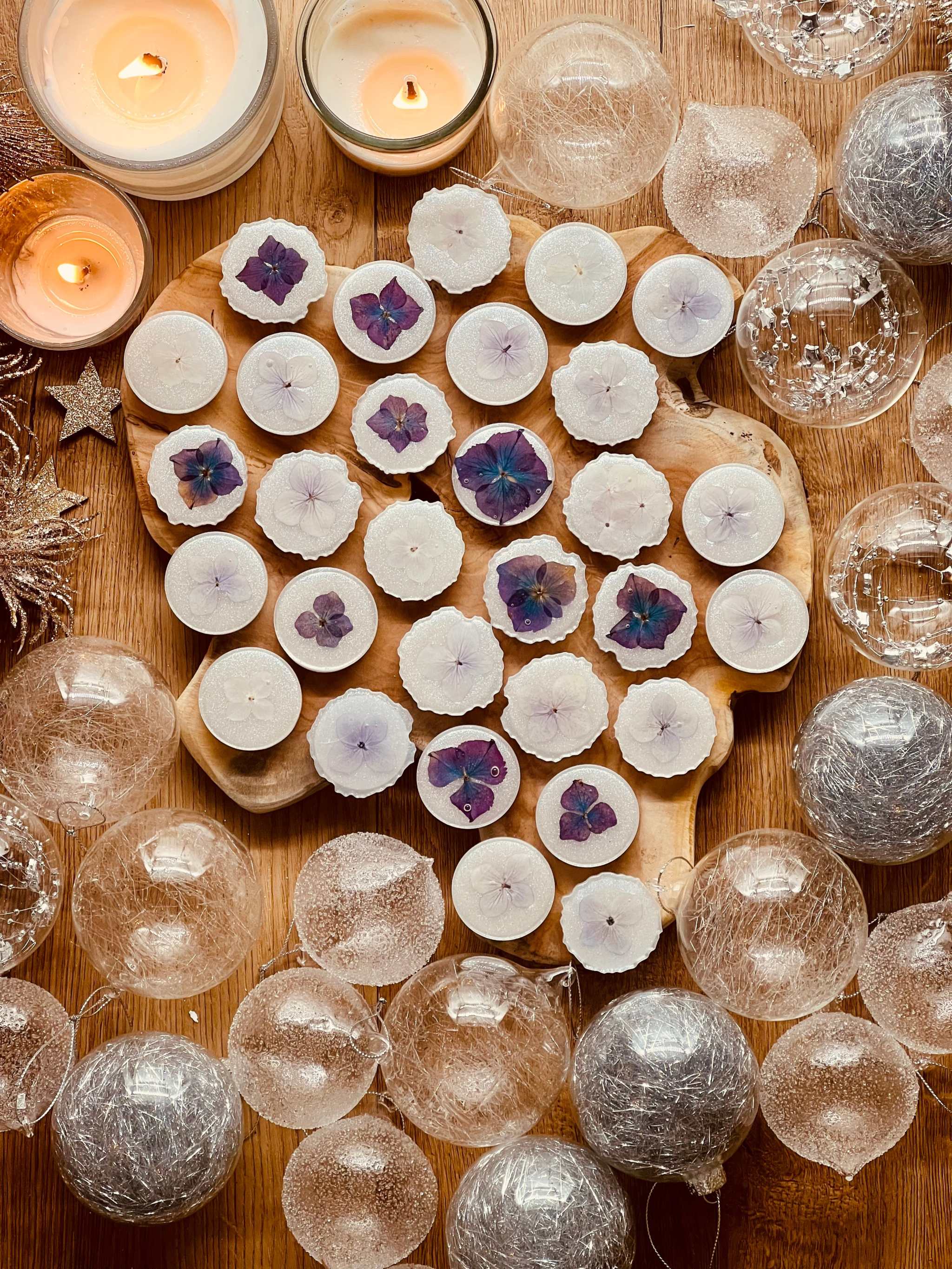 Einzigartiger PopSocket mit echten lila Hortensien, kunstvoll in Resin eingearbeitet – perfekter Griff für dein Handy.

Handyhalter aus Resin mit lila Hortensien – stabil, langlebig und ein echter Blickfang für jedes Smartphone.
