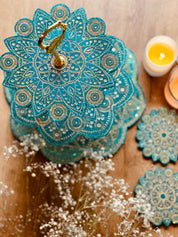Handgefertigte Mandala Etagere und 4 individuelle Resin-Untersetzer in Blau mit goldenen Details auf Holztisch dekoriert