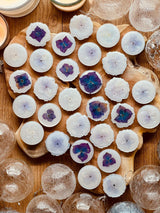 Handyhalter mit echten lila Hortensien