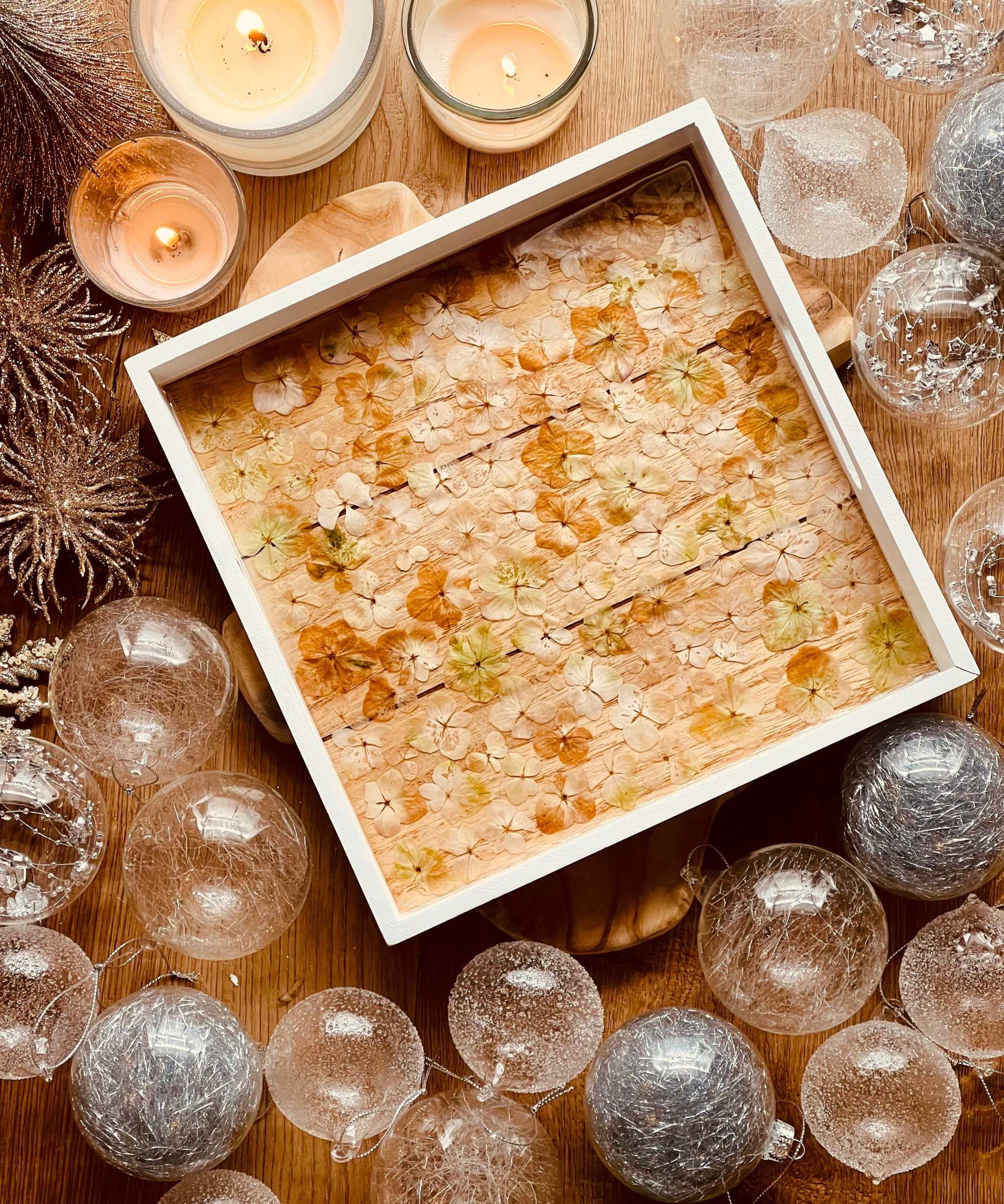Holztablett mit Resin und eingebetteten Hortensien, handgemacht und dekorativ, ca. 27x27cm