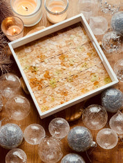 Holztablett mit Resin und getrockneten Hortensien handgemacht als dekoratives Unikat auf Holzoberfläche