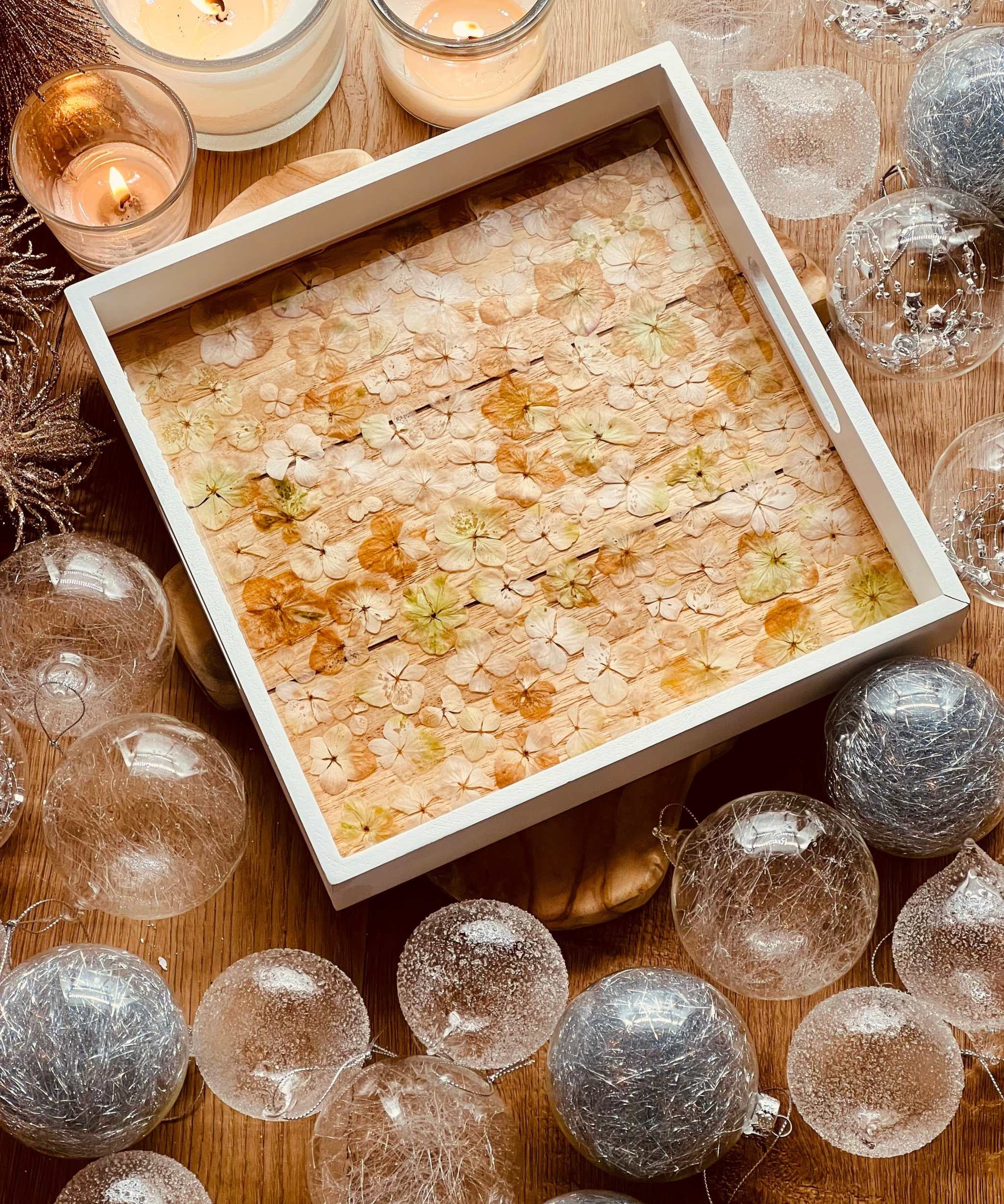 Holztablett mit Resin und getrockneten Hortensien handgemacht als dekoratives Unikat auf Holzoberfläche