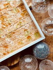 handgemachtes Holztablett mit Resin und getrockneten Hortensien veredelt als dekoratives Unikat