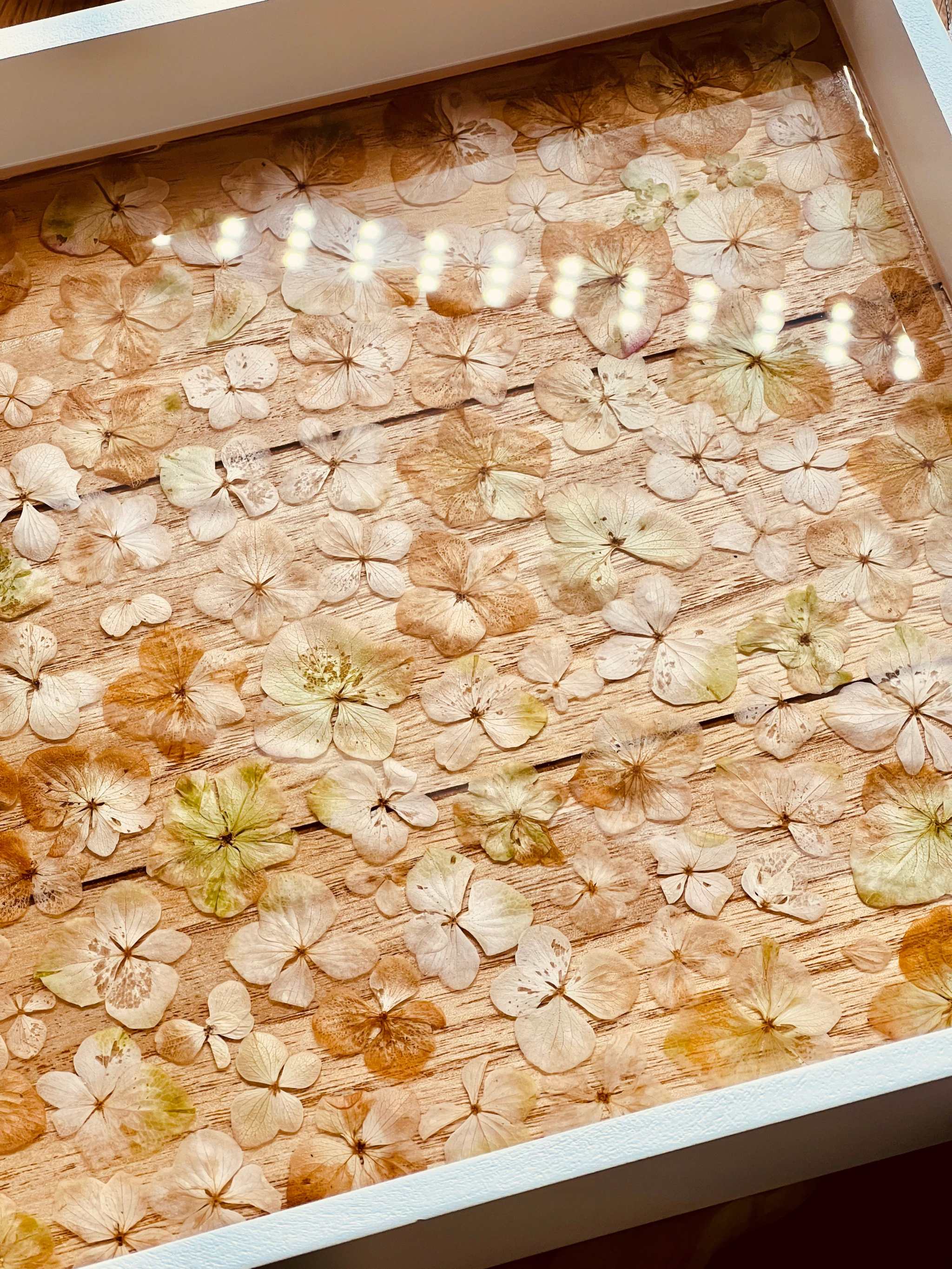Handgemachtes Holztablett mit Resin und eingearbeiteten Hortensienblüten, 27x27 cm, individuelles Unikat