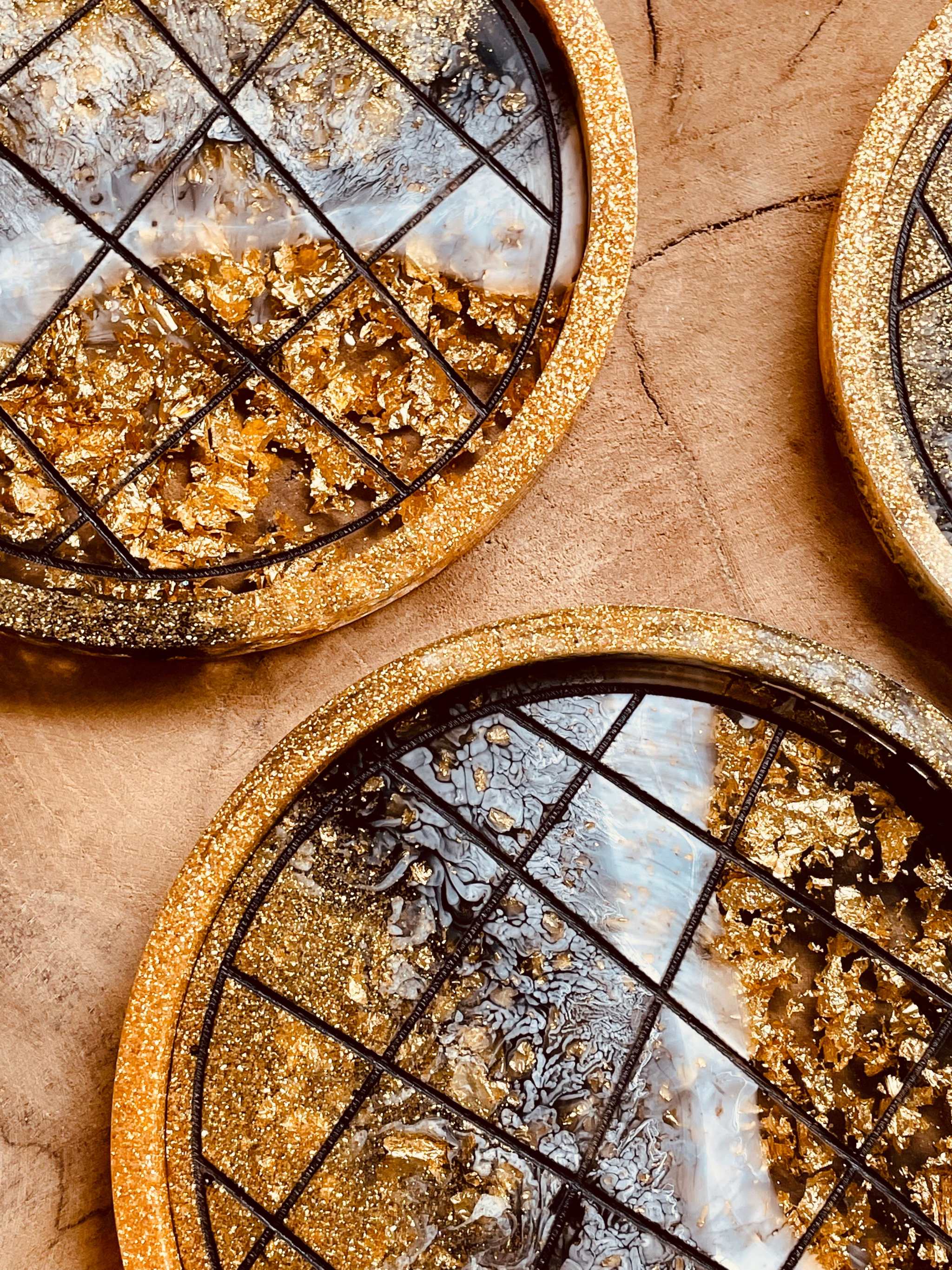 Handgemachte Untersetzer aus Resin in Schwarz Weiß Gold mit LineArt Muster im 4er Set
