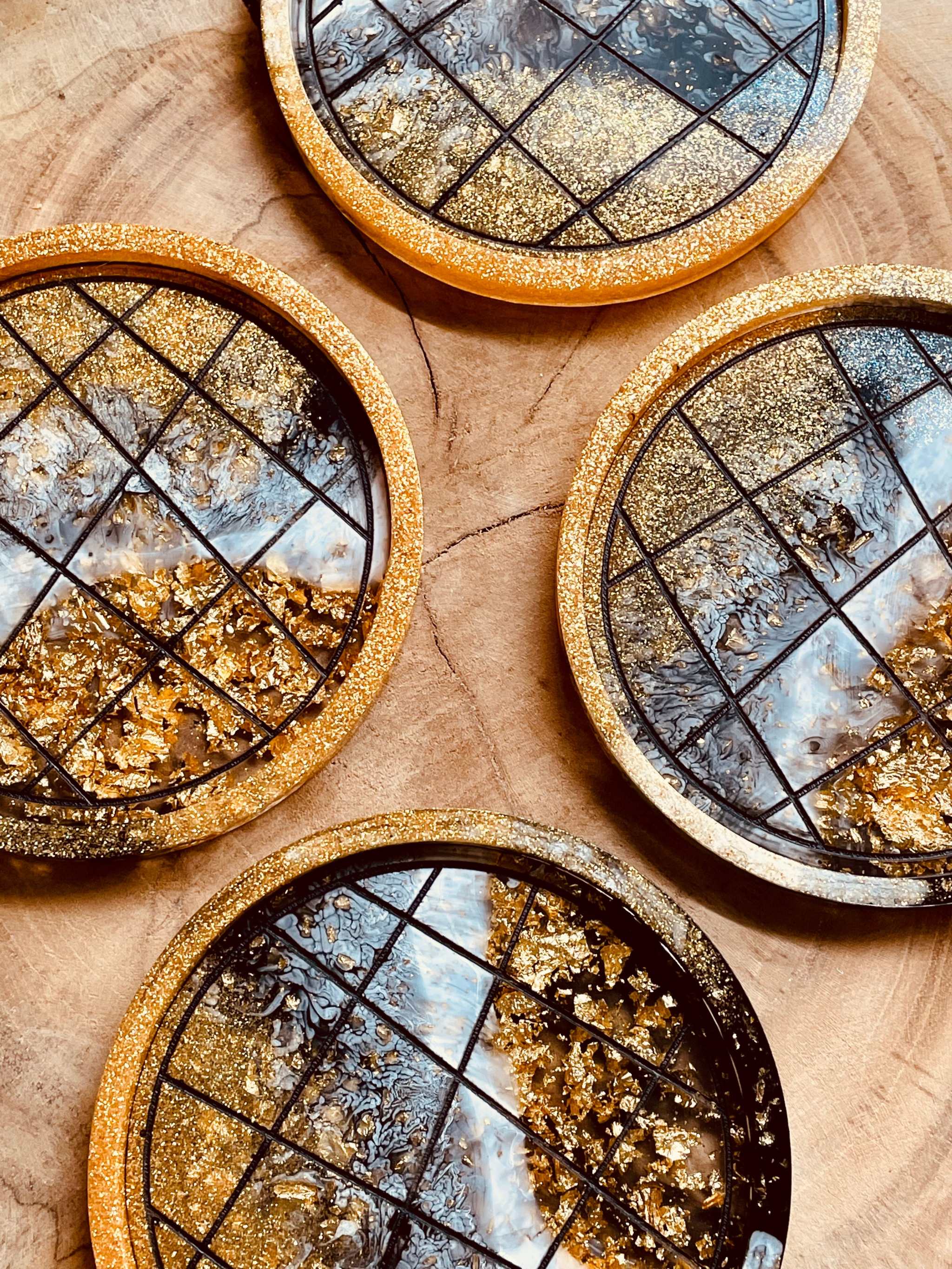 4 Untersetzer aus Resin in Schwarz Weiss Gold mit LineArt Oberfläche, handgemacht, dekorativ, Durchmesser ca. 10cm