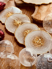 Handgemachte Untersetzer aus Resin mit goldenen Akzenten als dekoratives Wohnaccessoire