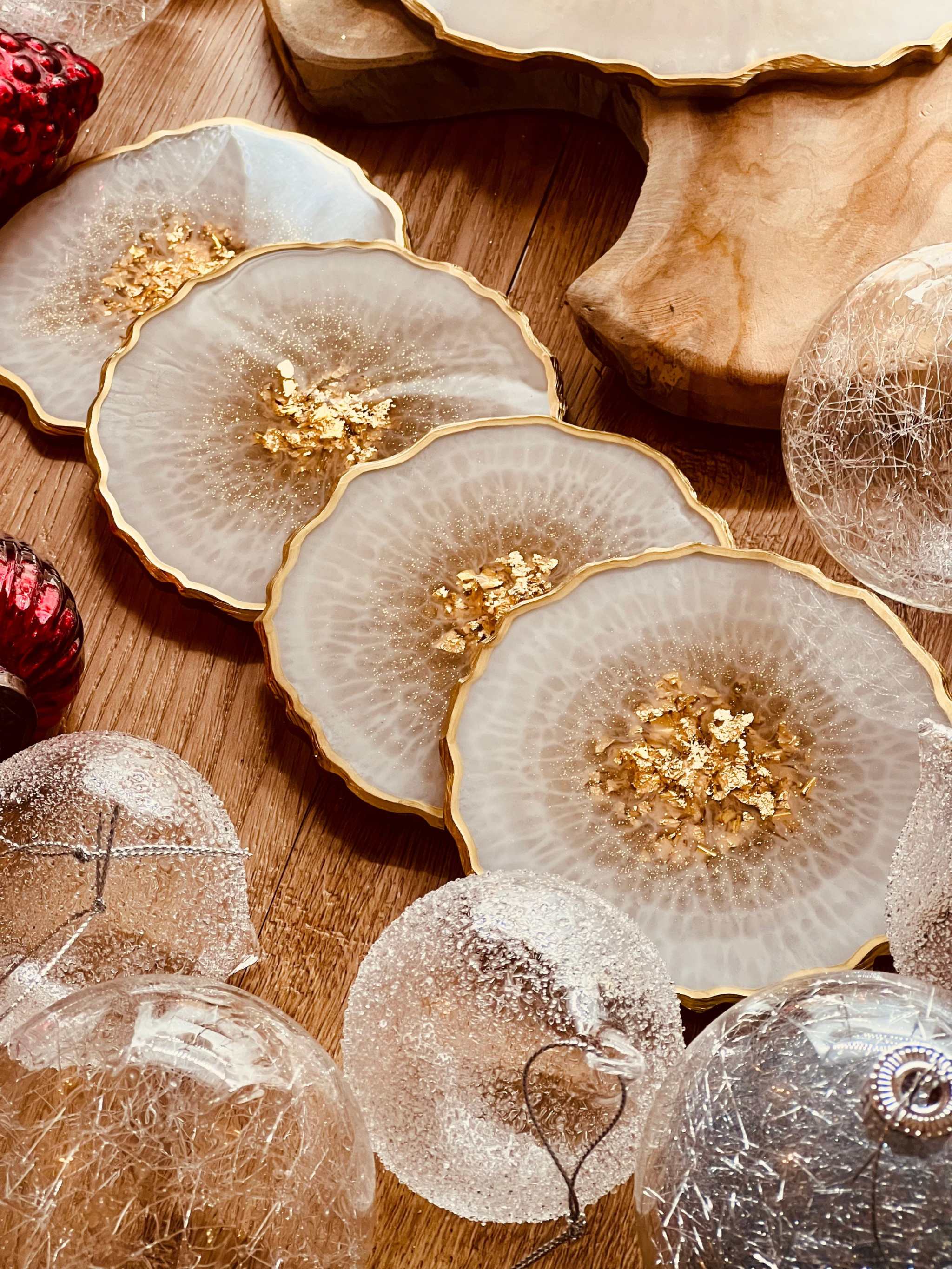 Handgemachte Untersetzer aus Resin mit goldenen Akzenten als dekoratives Wohnaccessoire