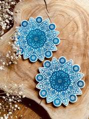 2 Mandala Untersetzer aus Resin in Weiss mit blauen Details auf Holzplatte handgemacht