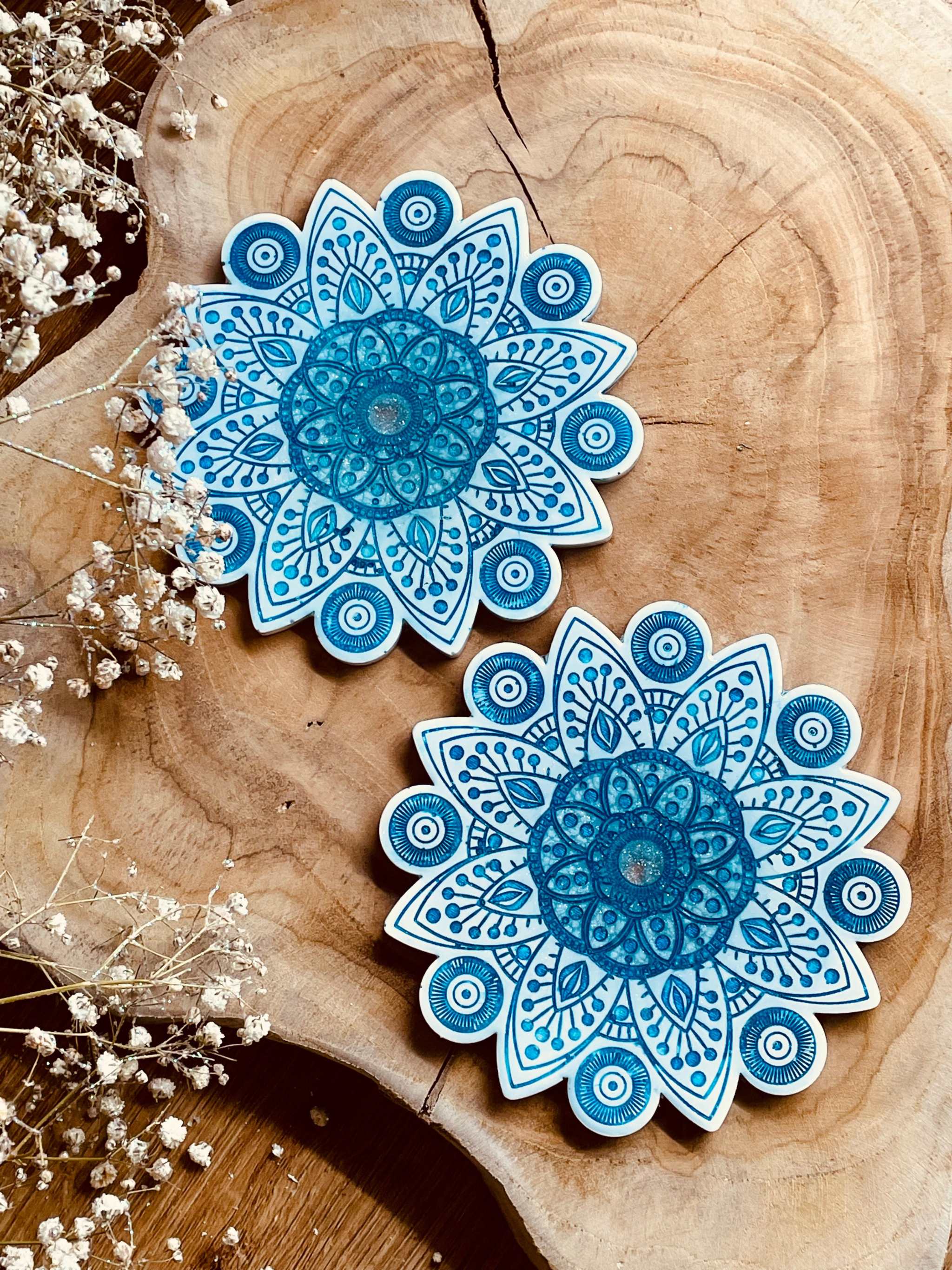 2 Mandala Untersetzer aus Resin in Weiss mit blauen Details auf Holzplatte handgemacht