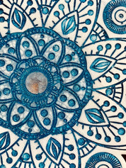 2 Mandala Untersetzer aus Resin in Weiss mit blauem Mandala Design und feinen Details