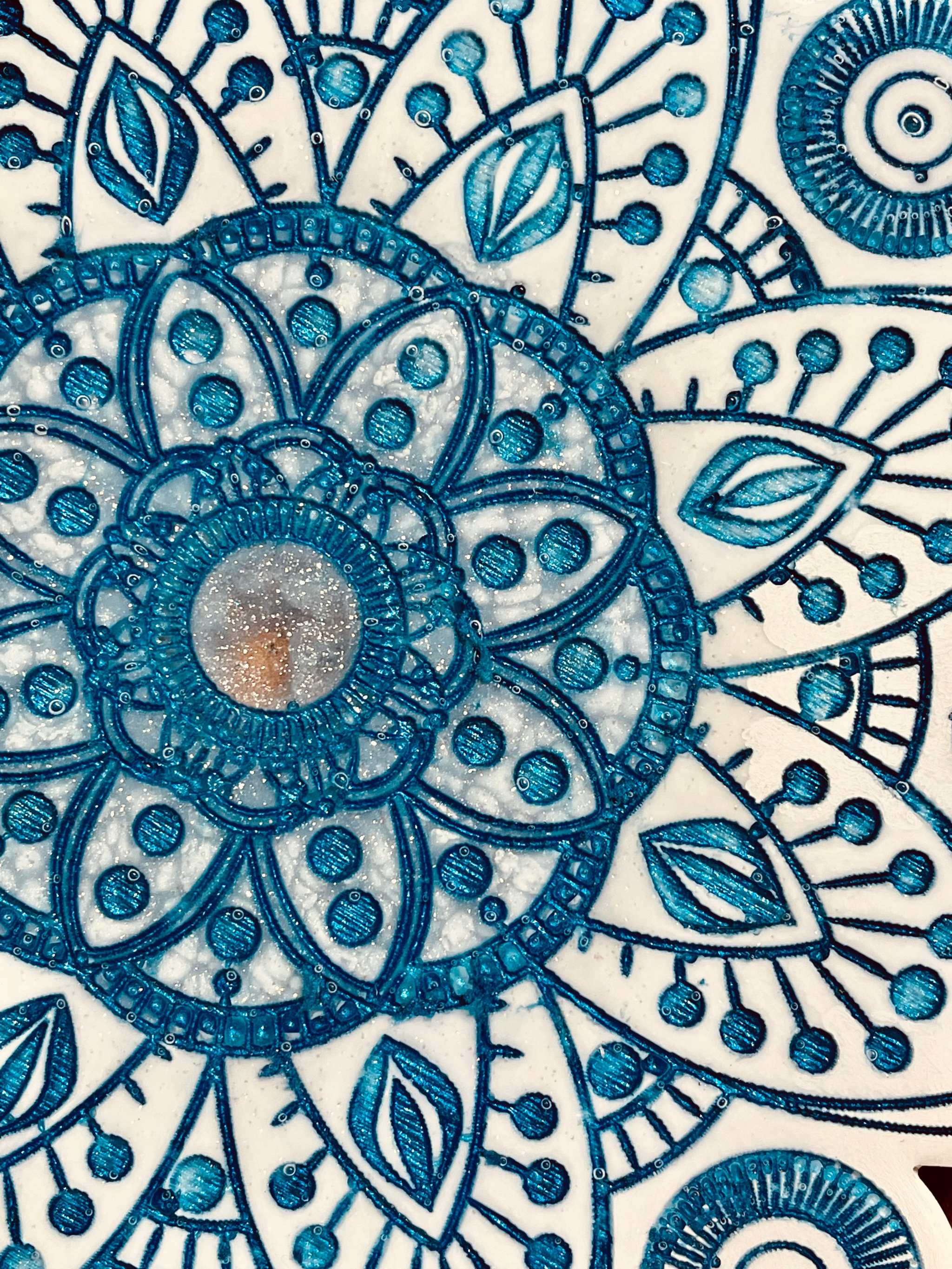 2 Mandala Untersetzer aus Resin in Weiss mit blauem Mandala Design und feinen Details