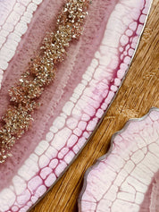 Handgemachtes rosa Resin Tablett und 4 Untersetzer mit silbernem Leaf Design auf Holzuntergrund