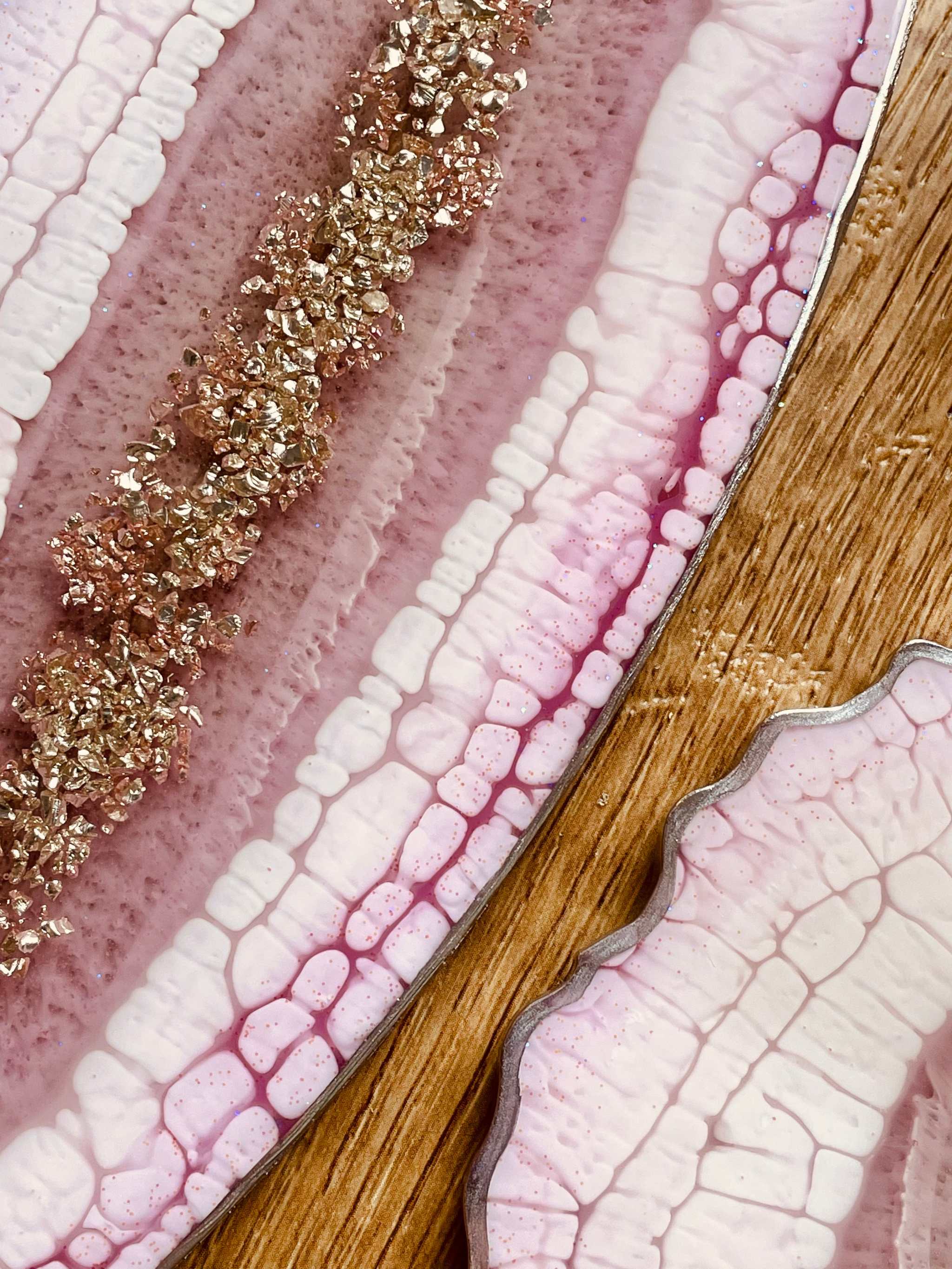 Handgemachtes rosa Resin Tablett und 4 Untersetzer mit silbernem Leaf Design auf Holzuntergrund