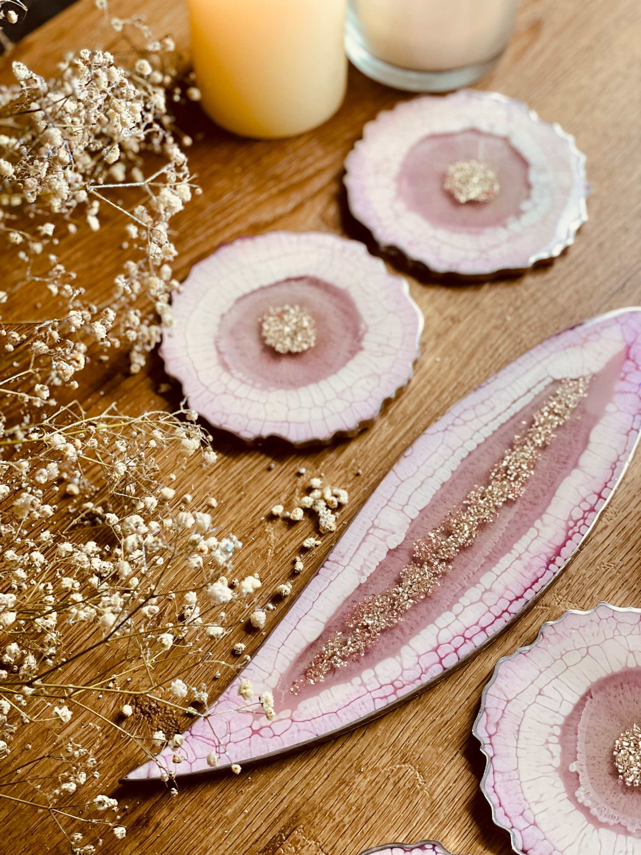 Handgemachtes rosa Resin Tablett und 4 Untersetzer mit silbernem Leaf Design auf Holztisch