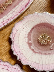 rosa Resin Tablett und 4 Untersetzer mit silbernen Details im handgemachten Leaf Design auf Holztisch