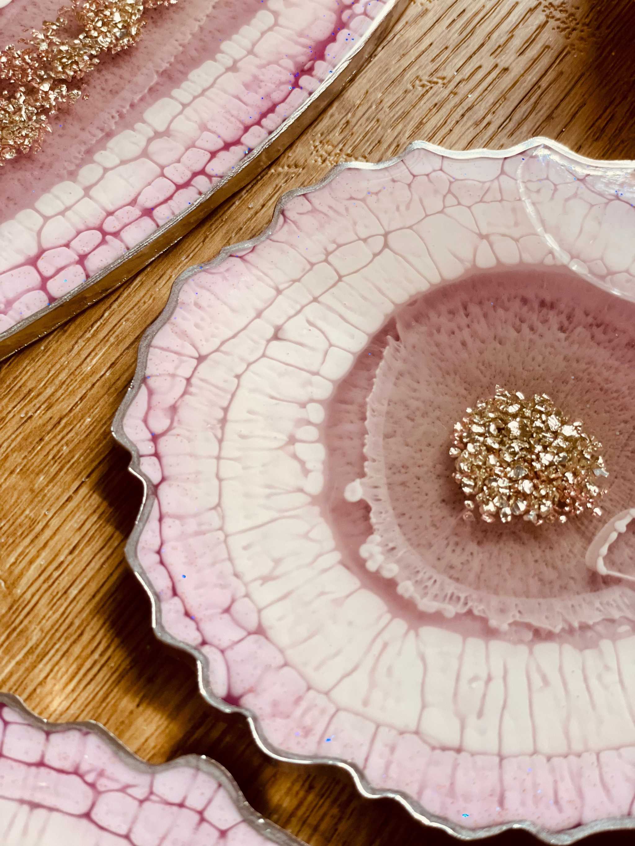 rosa Resin Tablett und 4 Untersetzer mit silbernen Details im handgemachten Leaf Design auf Holztisch