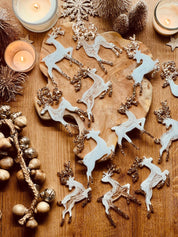 Weihnachtsbaumanhänger aus weißem Resin und Gold in Rentierform, handgemacht und einzigartig.