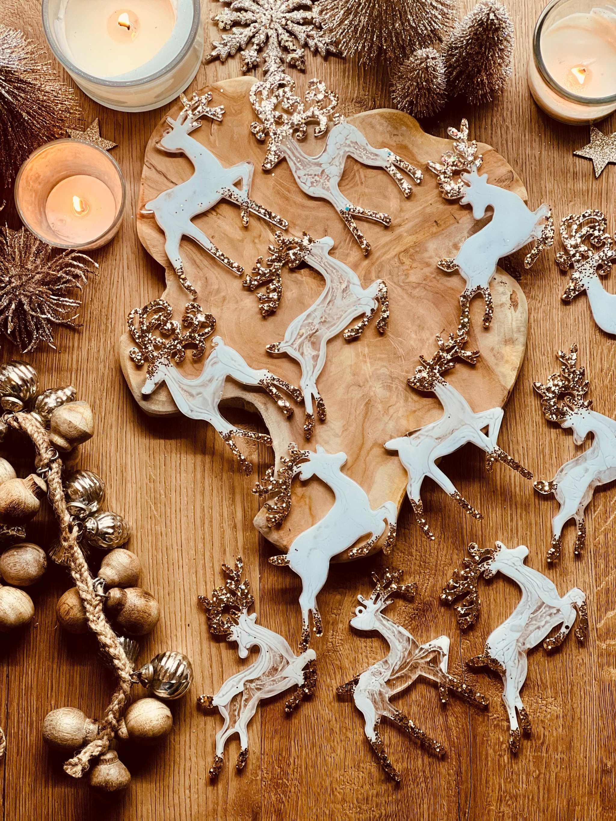 Weihnachtsbaumanhänger aus weißem Resin und Gold in Rentierform, handgemacht und einzigartig.
