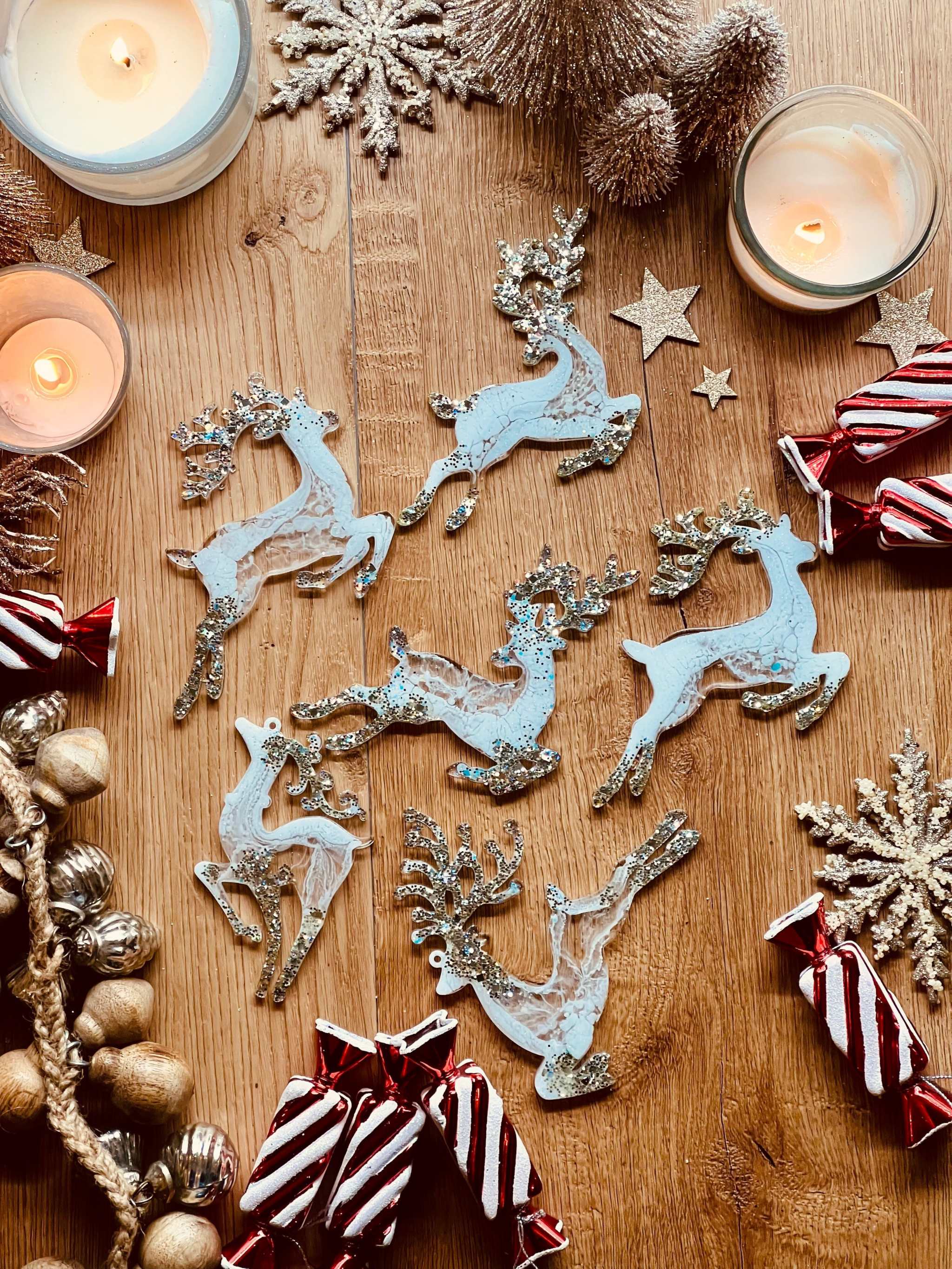 Weiß-silberne Rentier-Weihnachtsbaumanhänger aus Resin, handgemacht und einzigartig.