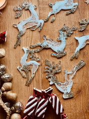 Weihnachtsbaumanhänger in Weiß und Silber, handgemachte Rentier-Anhänger aus Resin.
