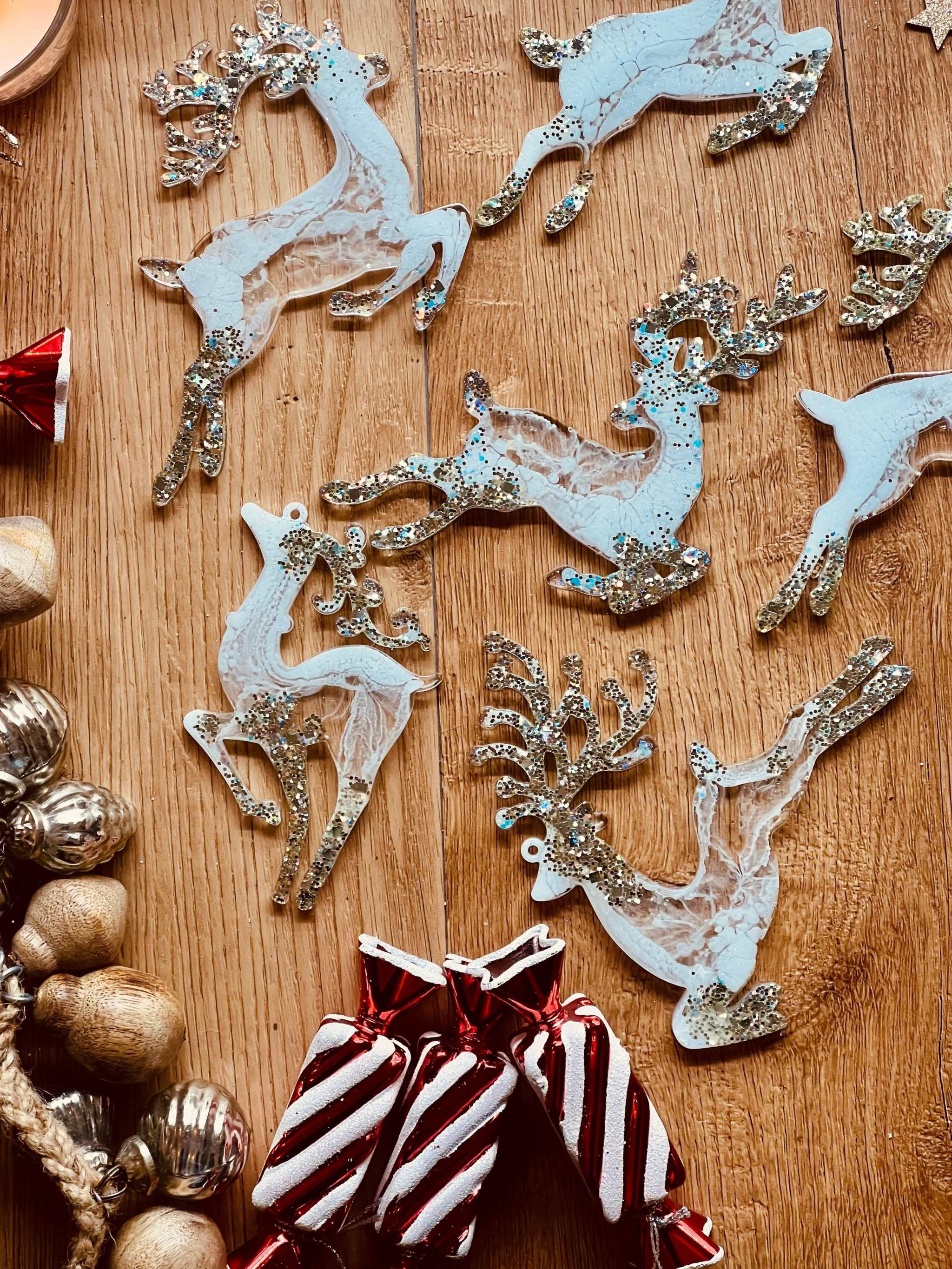 Weihnachtsbaumanhänger in Weiß und Silber, handgemachte Rentier-Anhänger aus Resin.