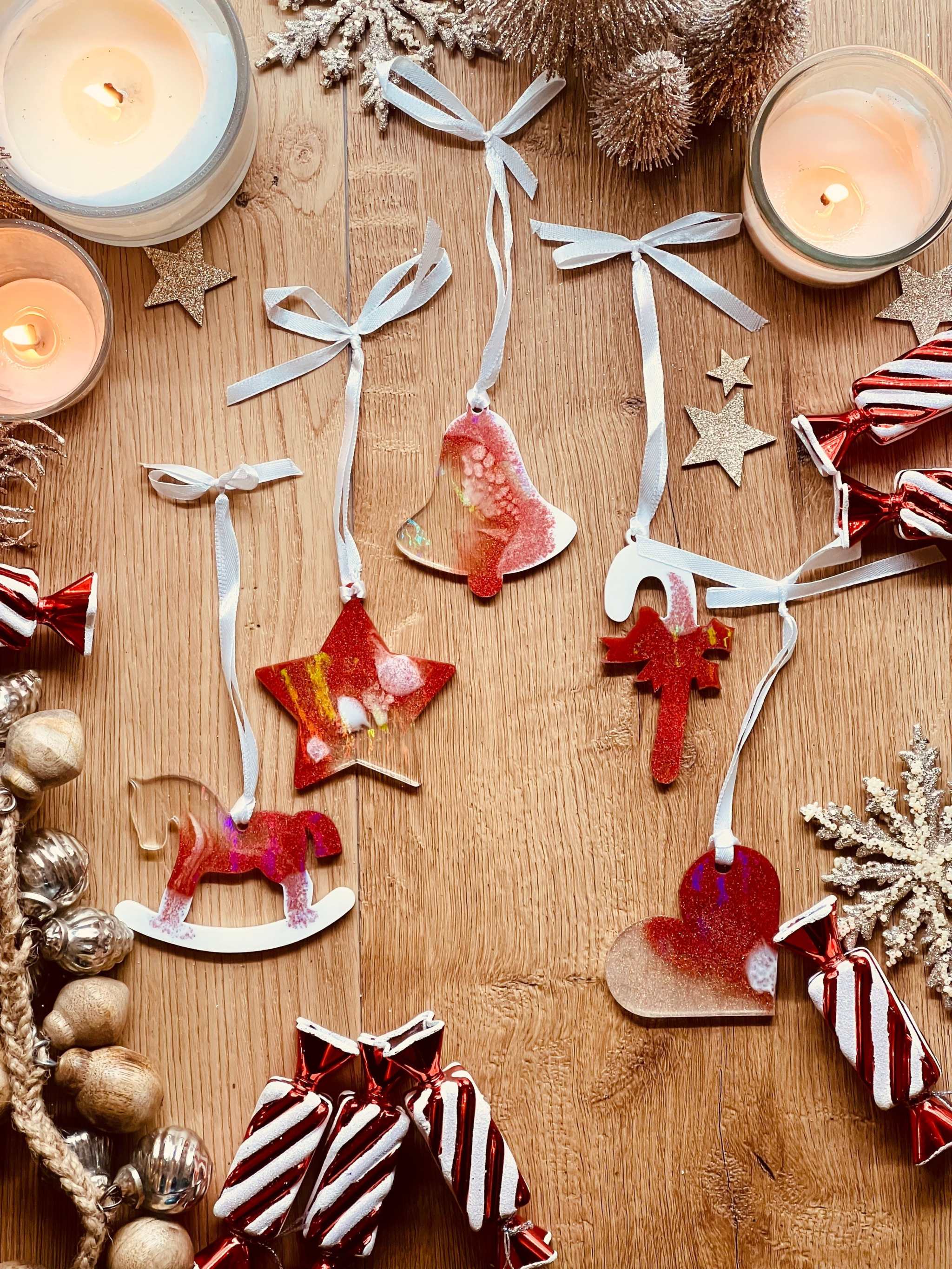 5 handgemachte Weihnachtsbaumanhänger aus Resin in Rot und Weiß mit holographischer Oberfläche.