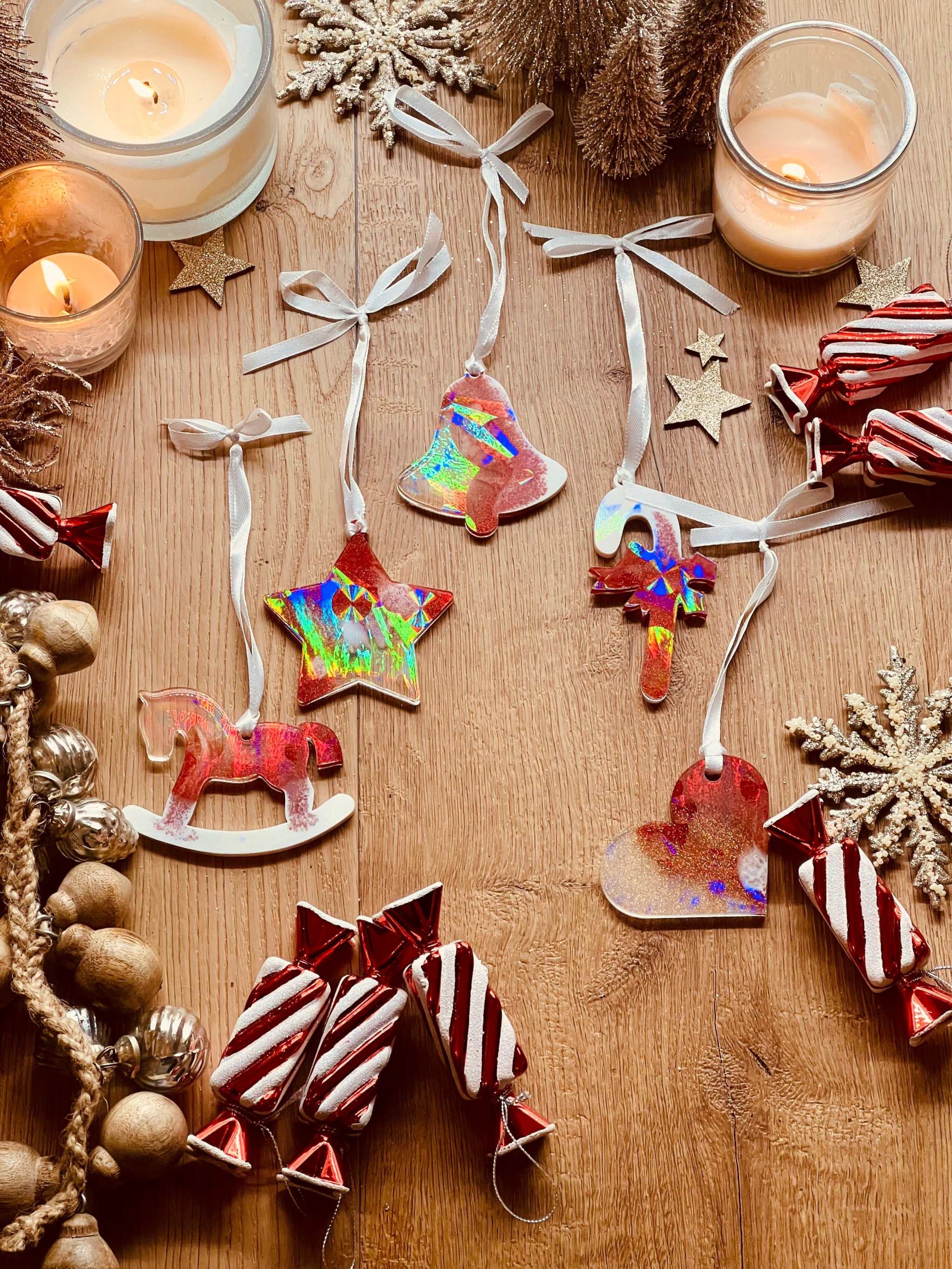 Handmade resin Christmas tree ornaments in red and white with holographic surface, 5-piece set.
