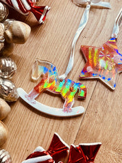 Weihnachtsbaumanhänger aus Resin in Rot und Weiß mit holographischer Oberfläche, 5er Set.