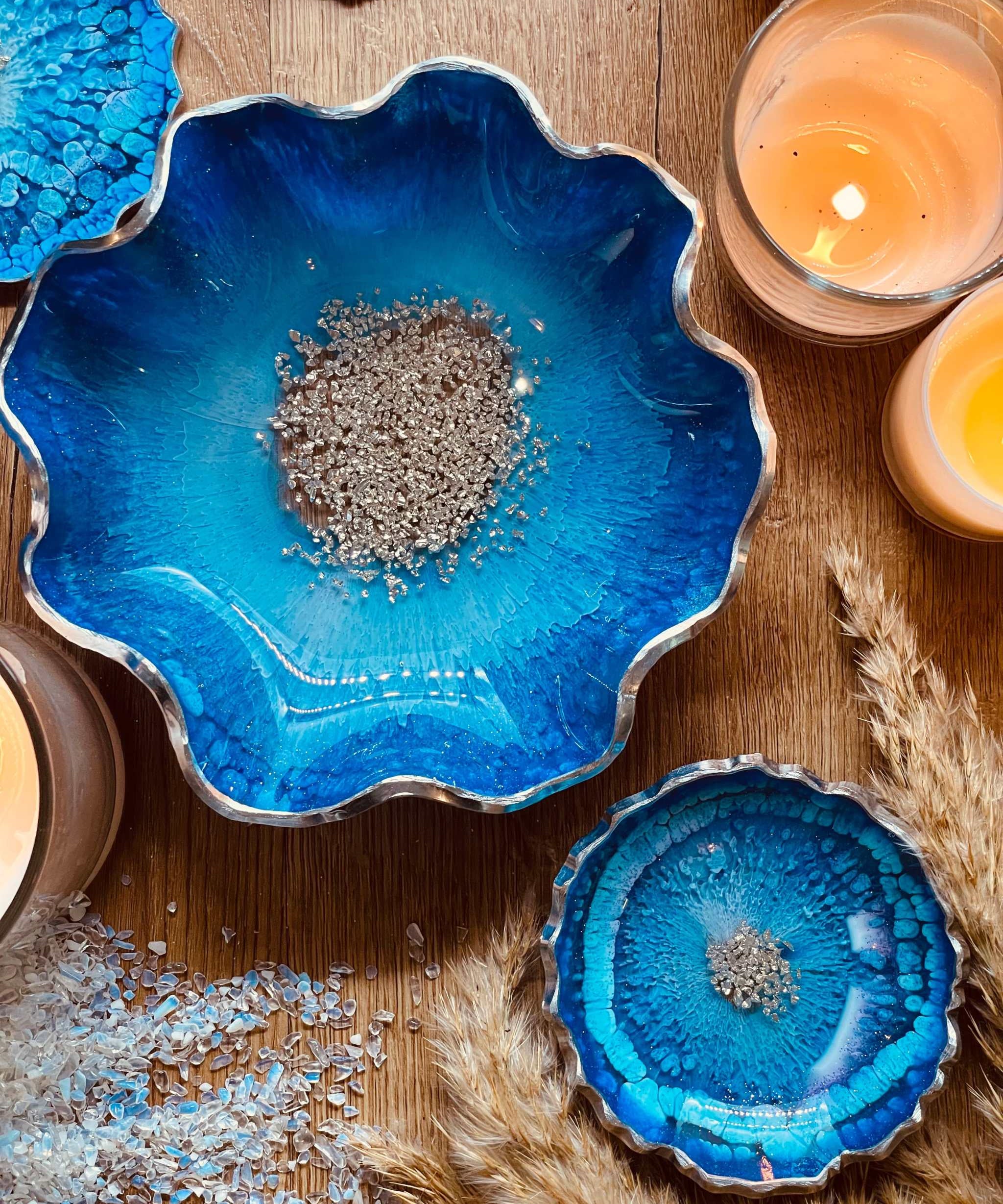 Handgefertigte blaue Schalen aus Resin mit silbernen Details als einzigartige Wohn- und Esszimmerdekoration