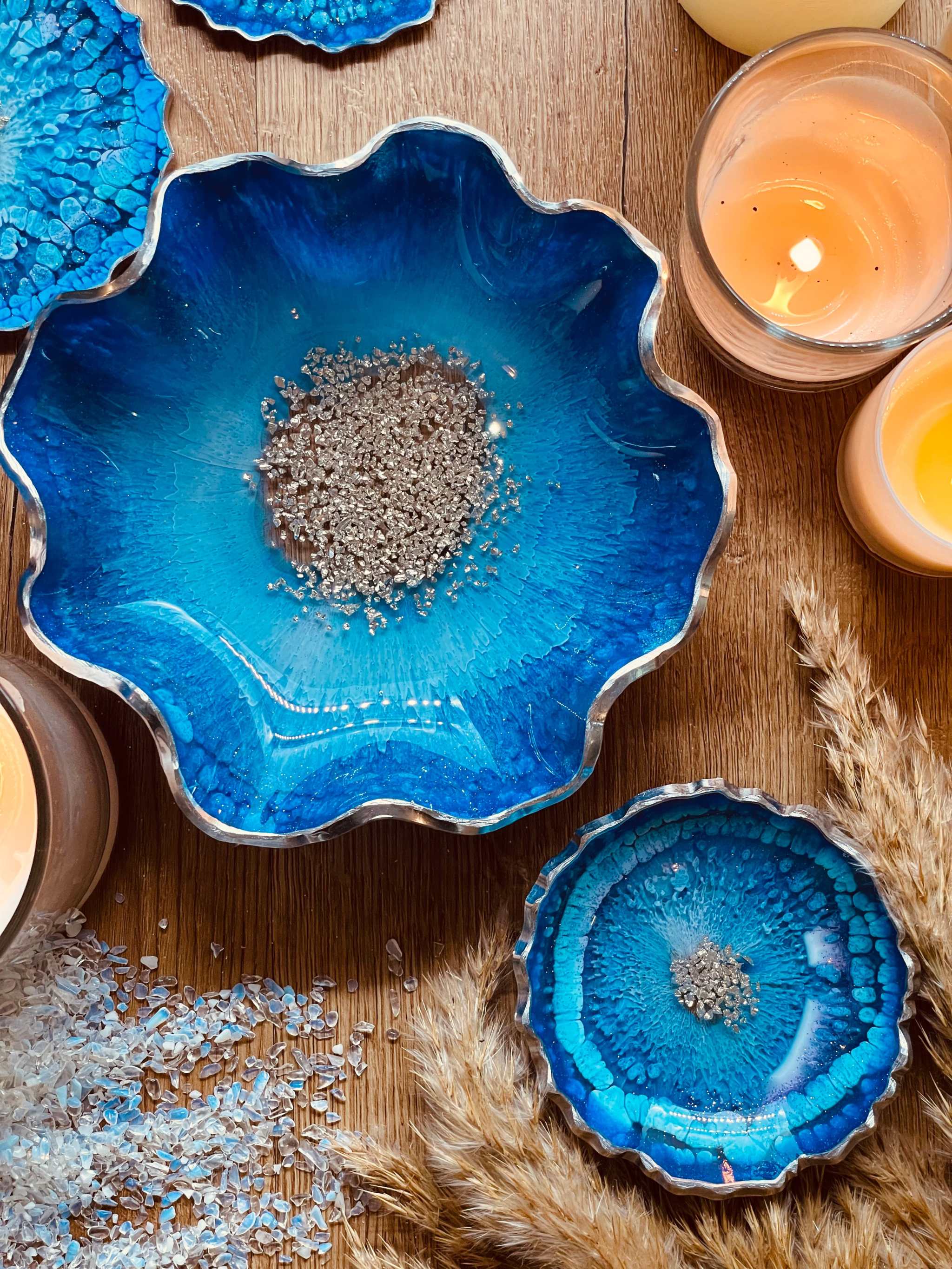 Handgefertigte blaue Schalen aus Resin mit silbernen Details als einzigartige Wohn- und Esszimmerdekoration