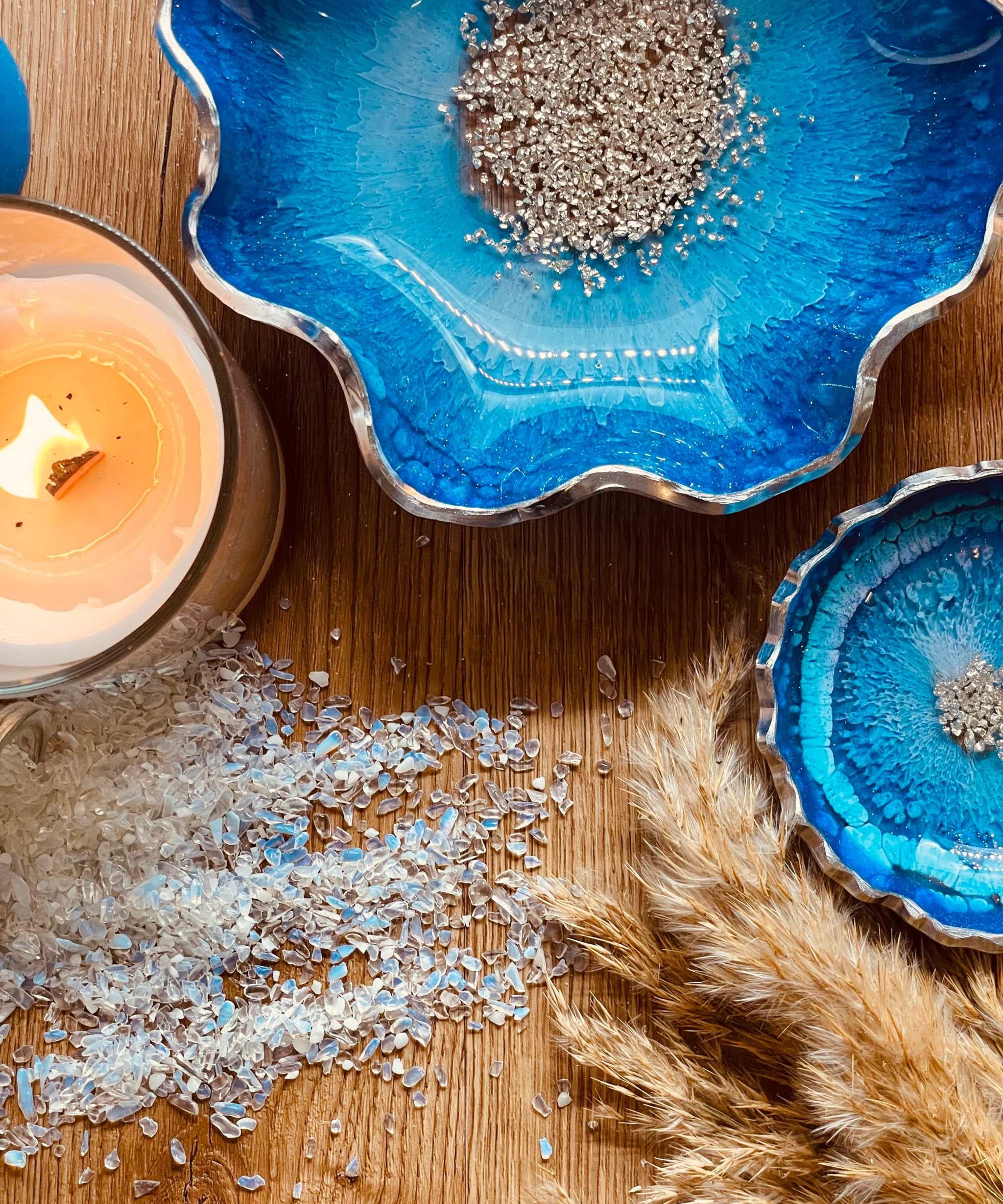 Handgemachte blaue Schalen aus Resin mit silbernen Details als dekoratives Unikat