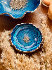 Handgefertigte blaue Resin Schalen mit silbernen Details als einzigartige Wohn- und Geschenkdekoration