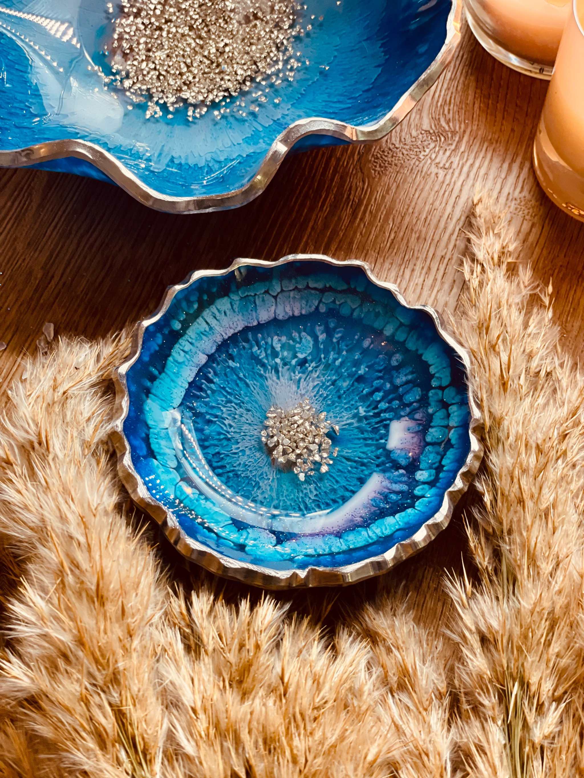 Handgefertigte blaue Resin Schalen mit silbernen Details als einzigartige Wohn- und Geschenkdekoration