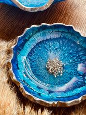 Handgemachte blaue Schalen aus Resin mit silbernen Details als einzigartige Deko und Geschenkidee