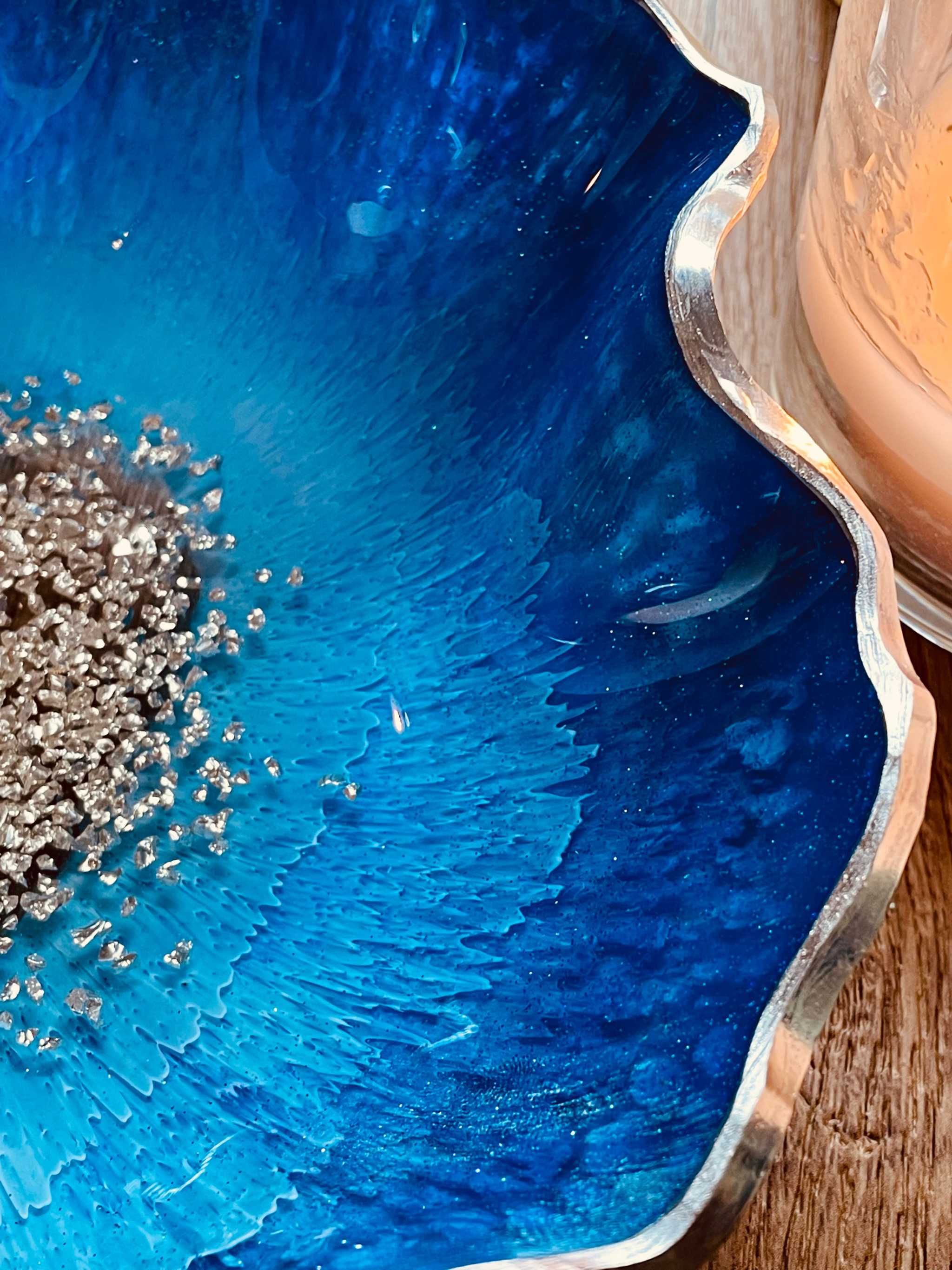 Handgemachte blaue Resin-Schale mit silbernen Details und wellenförmigem Rand, einzigartiges Unikat