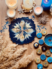 4 Untersetzer aus blauem Resin mit goldenen Details auf Holzoberfläche dekorativ arrangiert