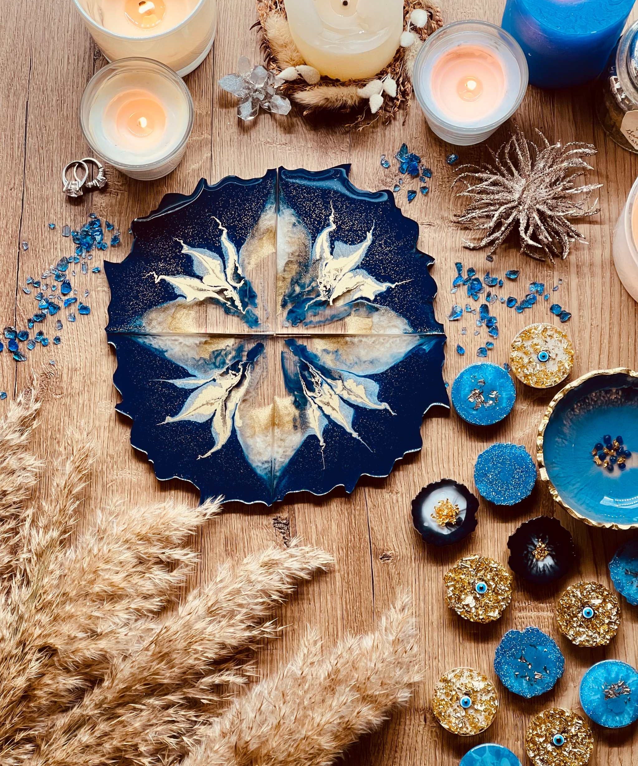 4 Untersetzer aus blauem Resin mit goldenen Details auf Holzoberfläche dekorativ arrangiert
