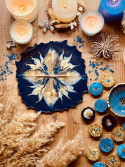 4 handgemachte blaue Resin Untersetzer mit goldenen Details auf Holztisch dekoriert