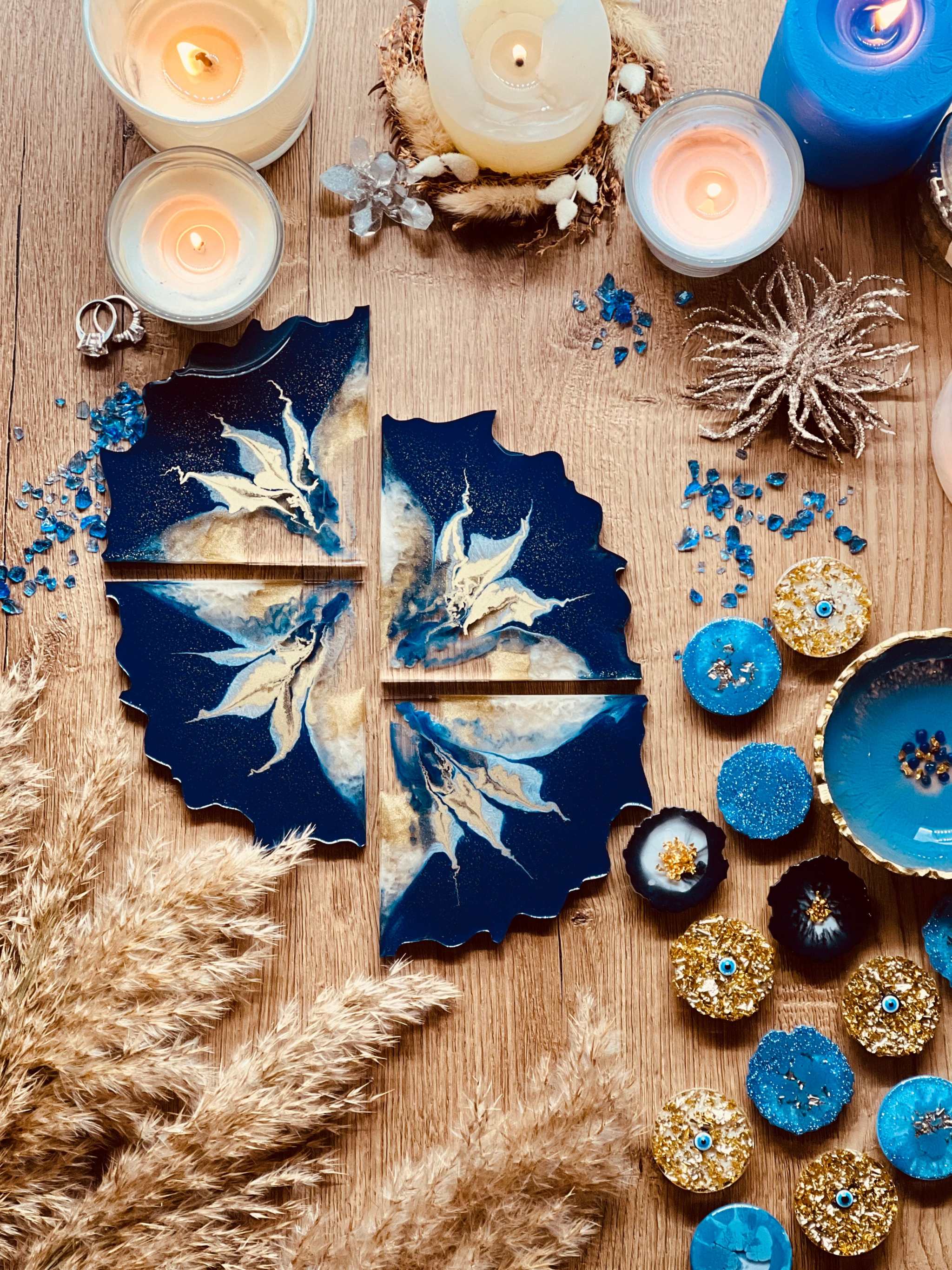 4 handgemachte Untersetzer aus blauem Resin mit goldenen Details auf Holztisch dekoriert