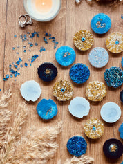 Resin Handyhalter Blau – kunstvolles Accessoire mit edler Farbe für ein elegantes Smartphone-Design.