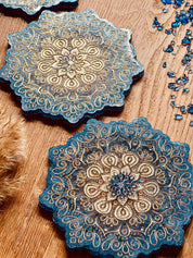 4 Mandala Untersetzer aus Resin in Blau mit goldenen Details handgemacht auf Holztisch