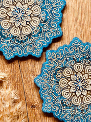 4 Mandala Untersetzer aus blauem Resin mit goldenen Details auf Holztisch