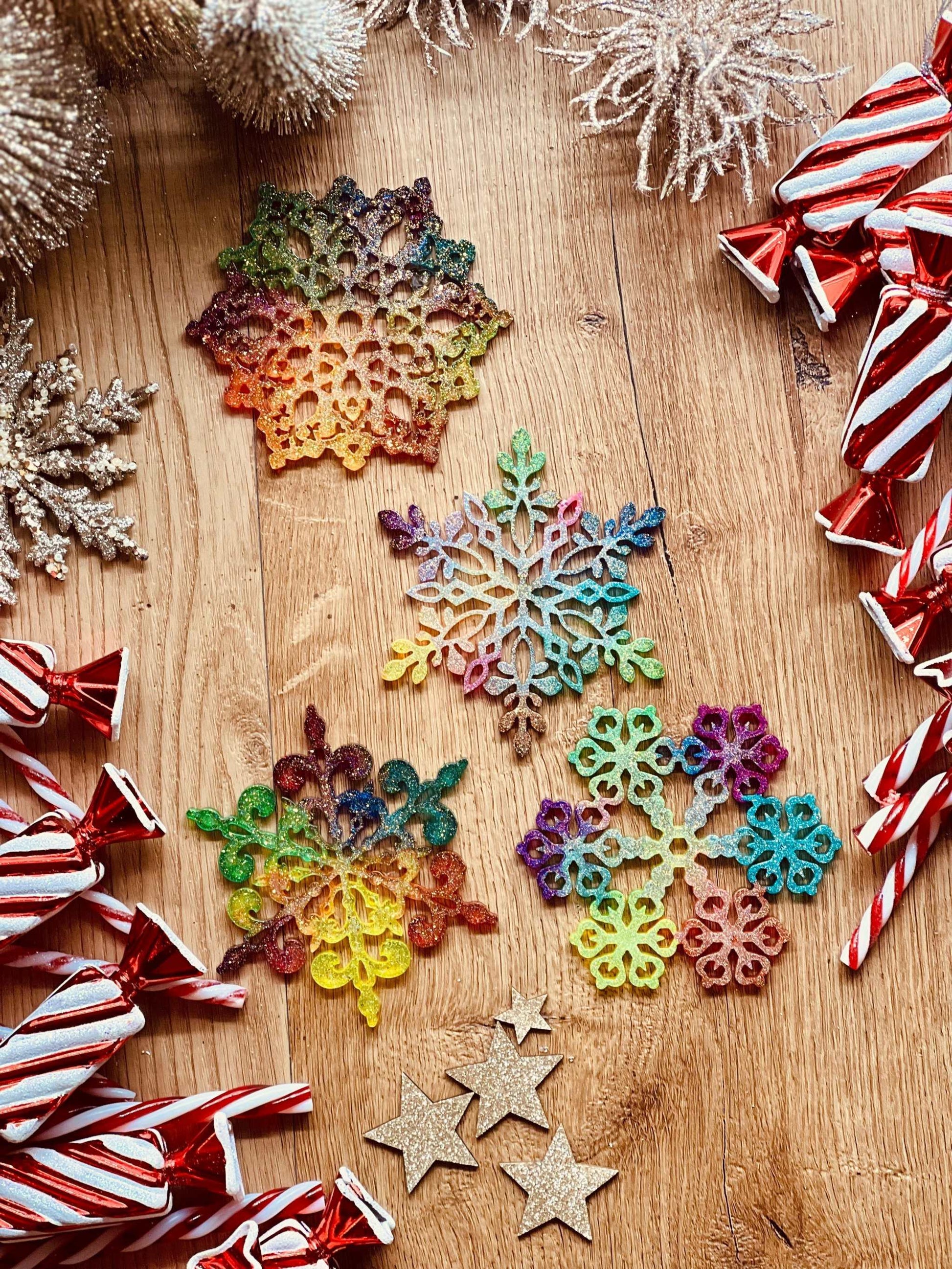 Weihnachtsbaumanhänger  - Vier verspielte Rainbow Anhänger aus Resin als Weihnachtsbaumschmuck.