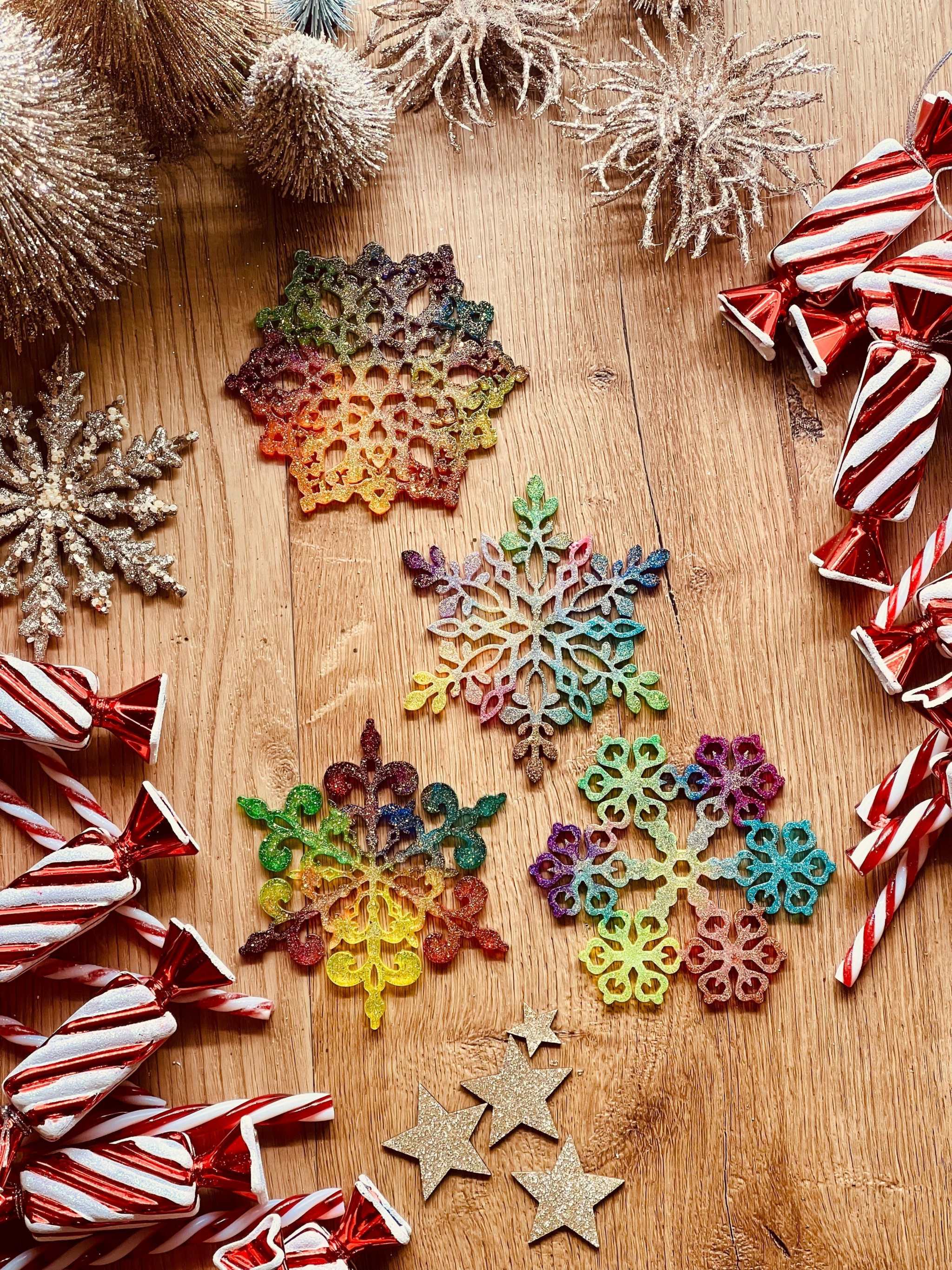 Weihnachtsbaumanhänger - Bunte Rainbow Anhänger aus Resin als Weihnachtsbaumschmuck und Fensterdeko.