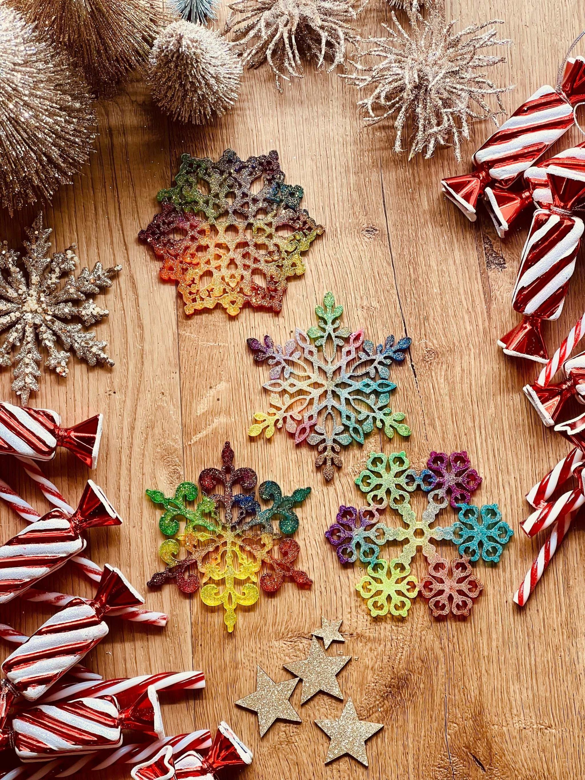 Weihnachtsbaumanhänger - Bunte Rainbow Anhänger aus Resin als Weihnachtsbaumschmuck und Fensterdeko.
