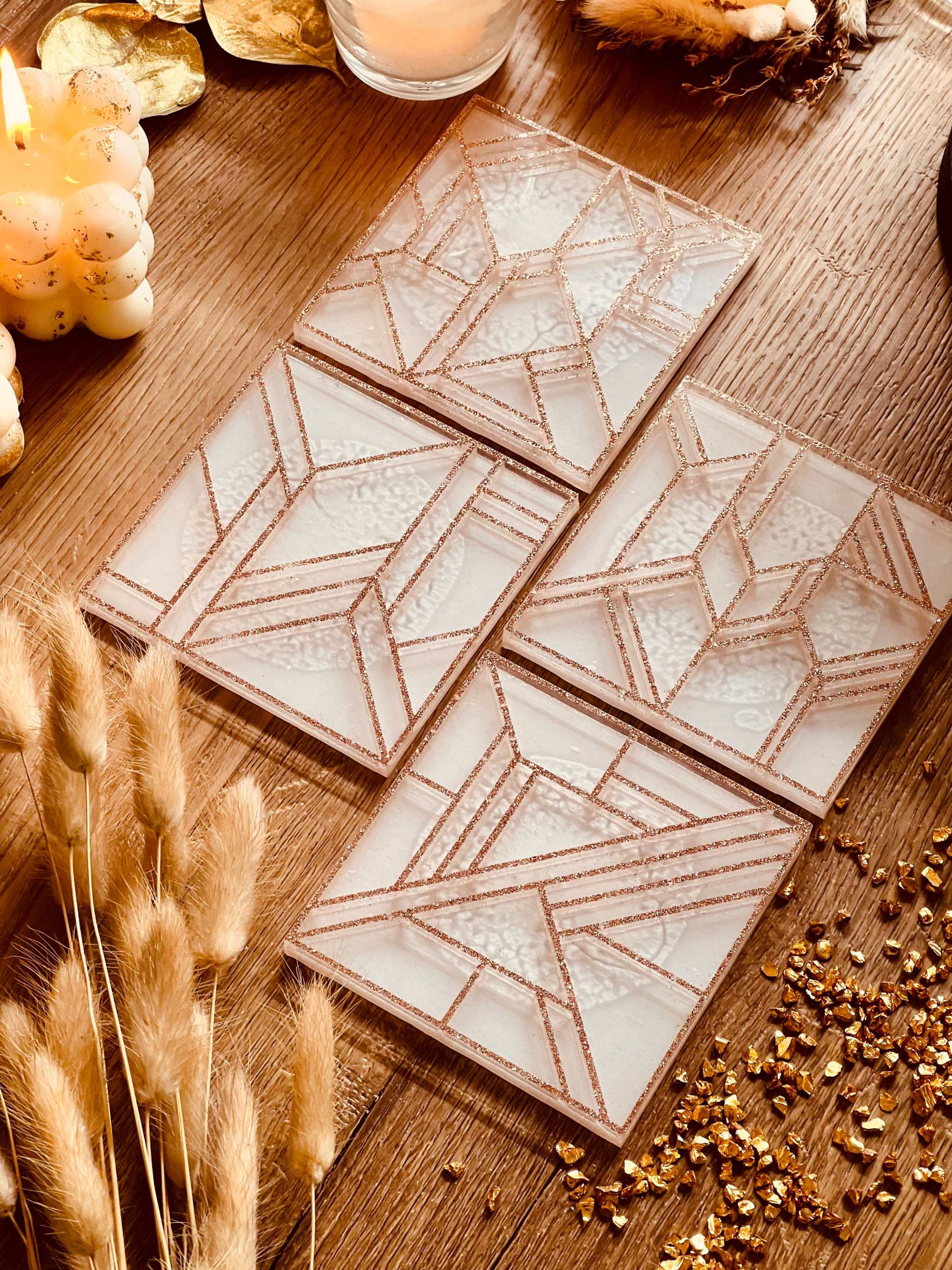 moderne weiße Resin Untersetzer mit goldenem 3D Design im 4er Set auf Holztisch