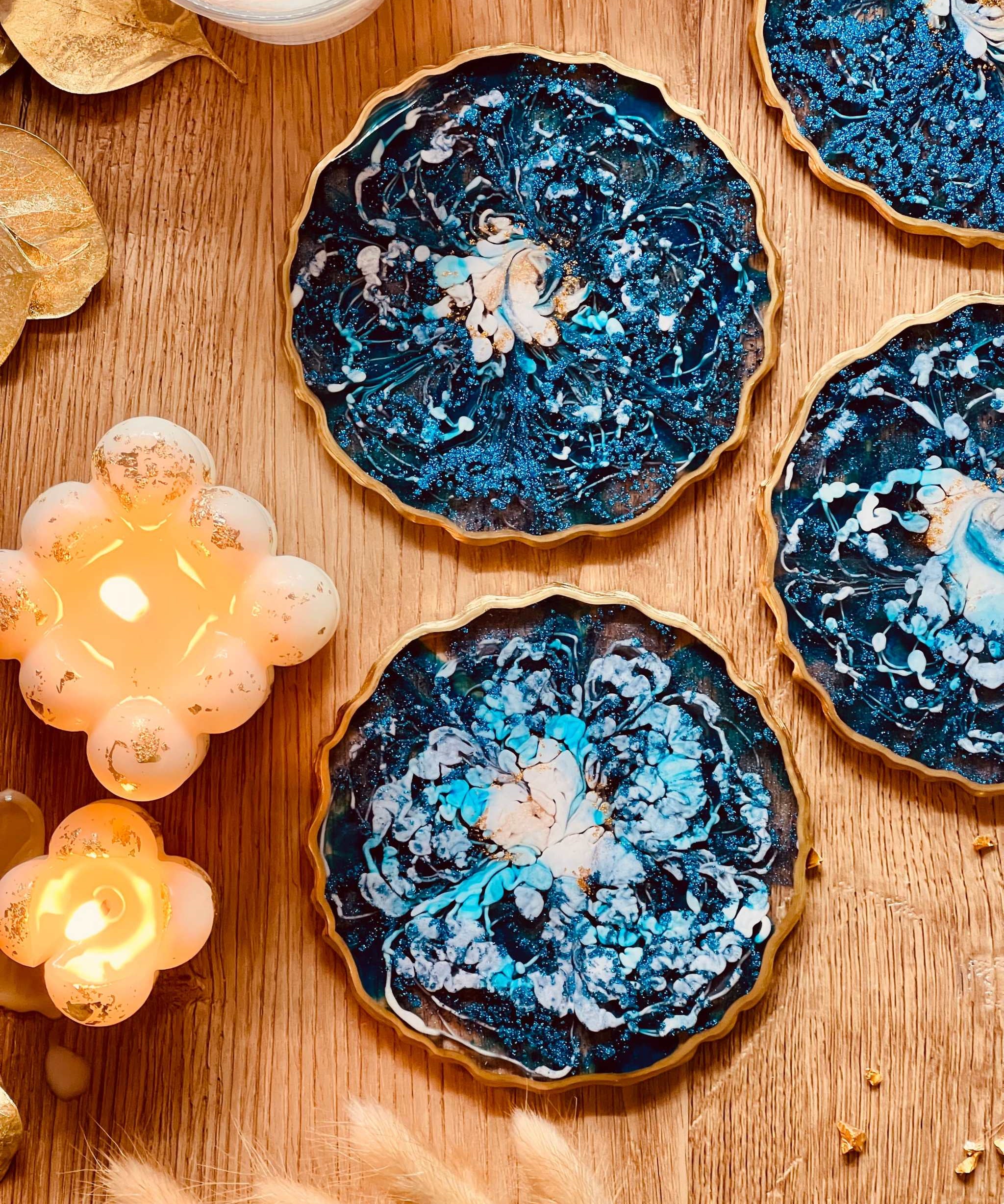 4 Untersetzer aus Resin in Blau mit goldenen Details handgemacht als Tischdekoration